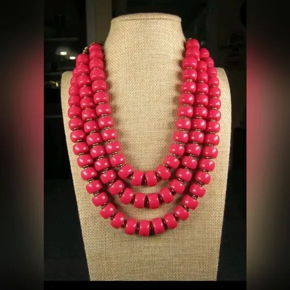 Big chunky hot pink statement necklace Premier Designs acrylic &brass-tone NWOT - Picture 2 of 7
